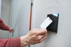 electronic key access system to lock and unlock doors